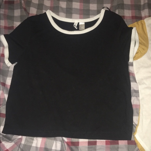Lot of t shirt & crop tops - Picture 2 of 3